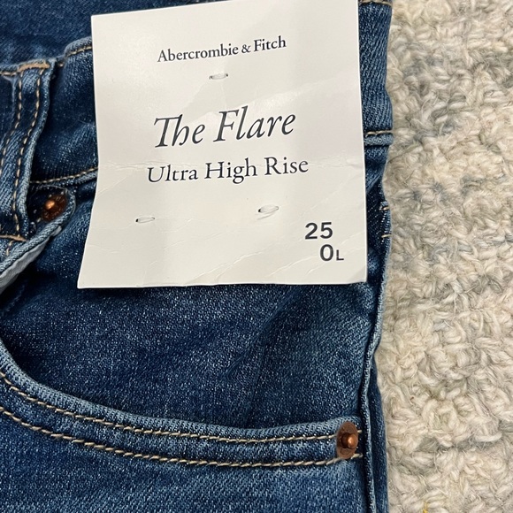 Brand new, tags attached, Abercrombie The Flare, Ultra High Rise jeans. 25L/0L - Picture 3 of 5